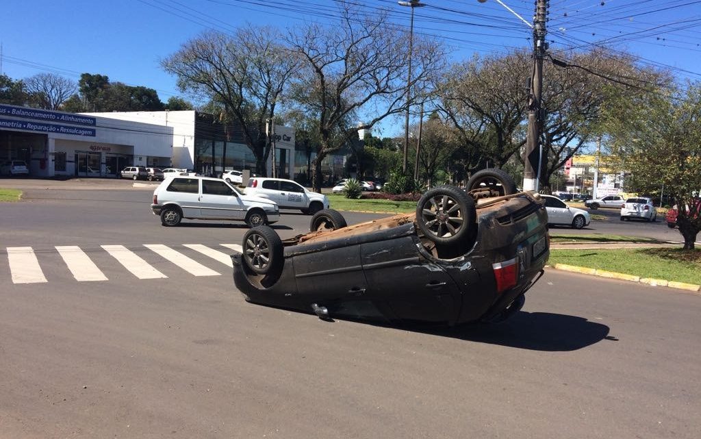 Veículo capota no bairro São Cristóvão em Chapecó