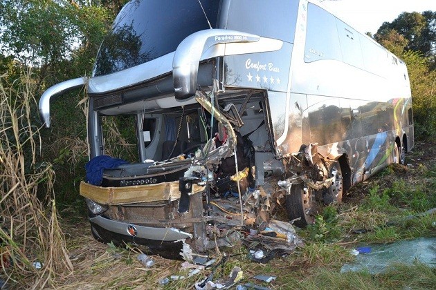 Ônibus de Chapecó se envolve em grave acidente com morte no RS