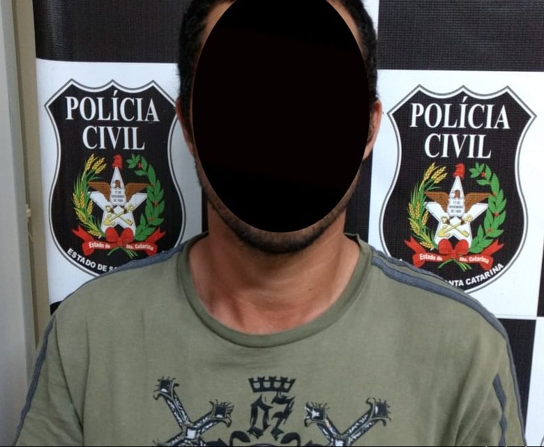 Polícia Civil cumpre mandado de prisão de acusado de estupro de vulnerável em Chapecó