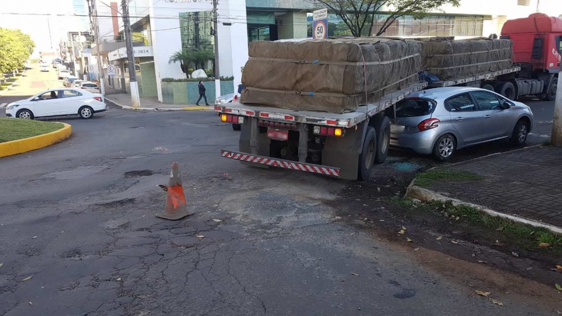 Carreta e carro se envolvem em acidente no centro de Chapecó