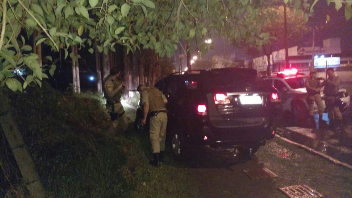 Veículo roubado foge de barreira policial, bate em viatura e colide em muro em Chapecó