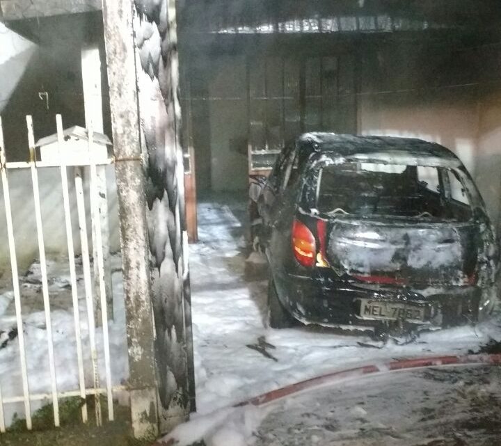 Veículo é consumido pelo fogo no bairro Alvorada