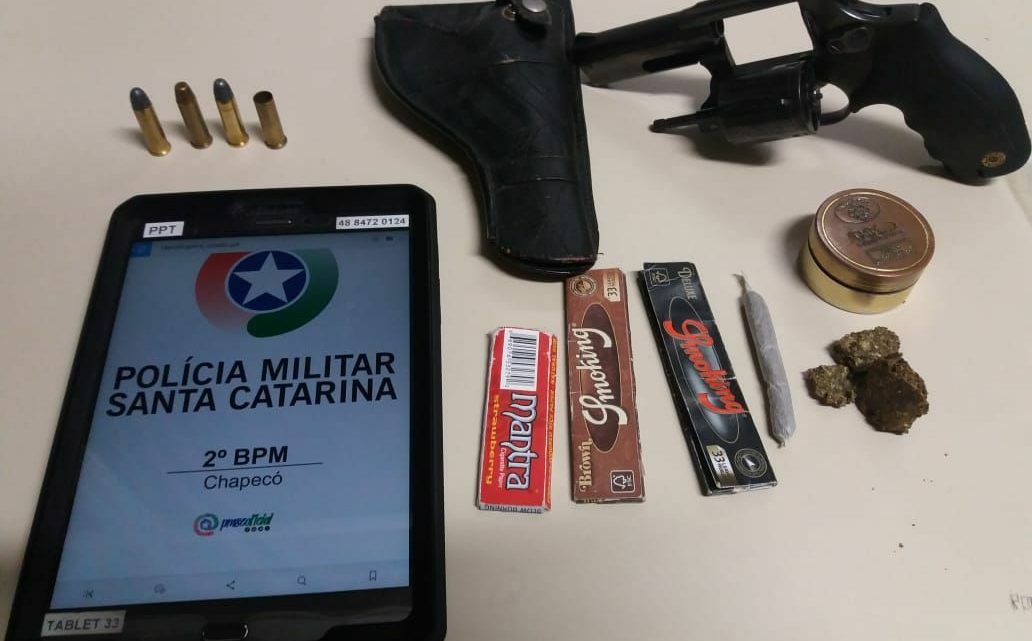 PM prende dois homens por posse ilegal de armas e drogas no Jardim América