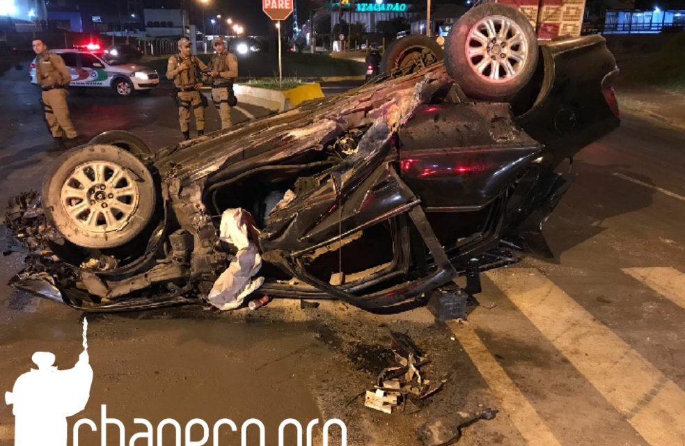 Veículo capota na avenida Atílio Fontana em Chapecó