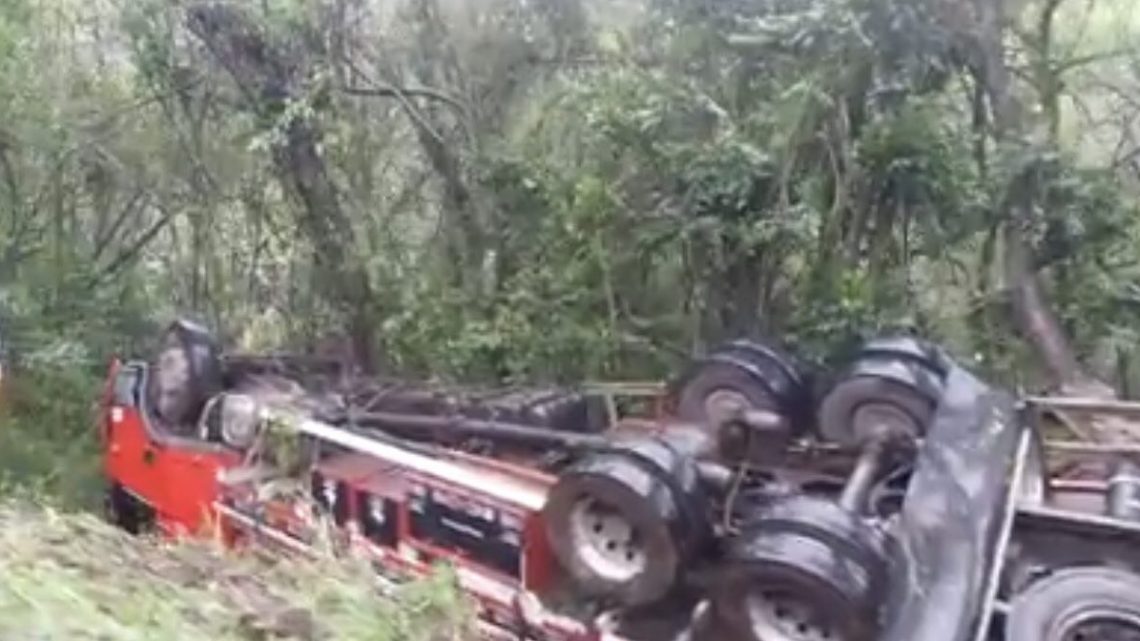 Caminhão sai da pista e capota no interior de Pinhalzinho