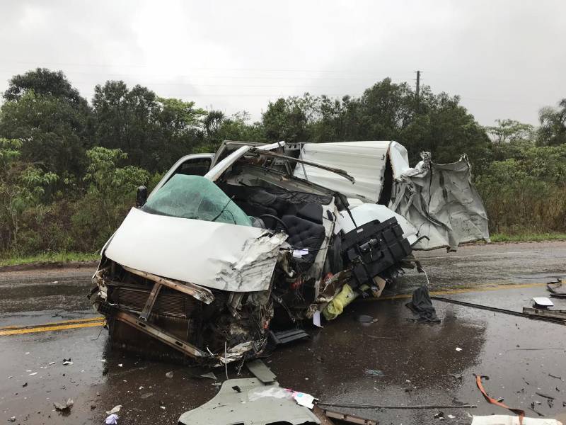 Motorista ferido em colisão entre van e carreta na BR-158