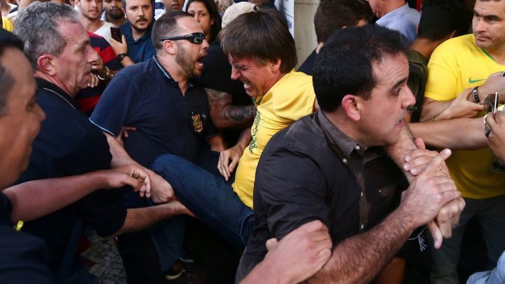 Bolsonaro leva facada durante ato de campanha em Juiz Fora – Veja o vídeo