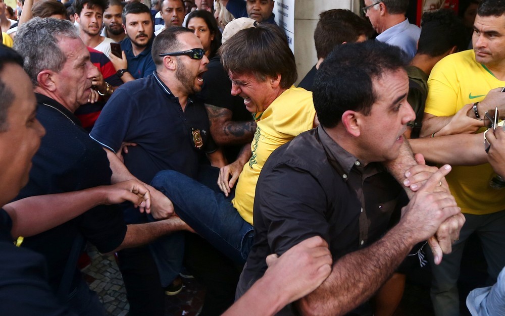 Bolsonaro leva facada durante ato de campanha em Juiz Fora – Veja o vídeo