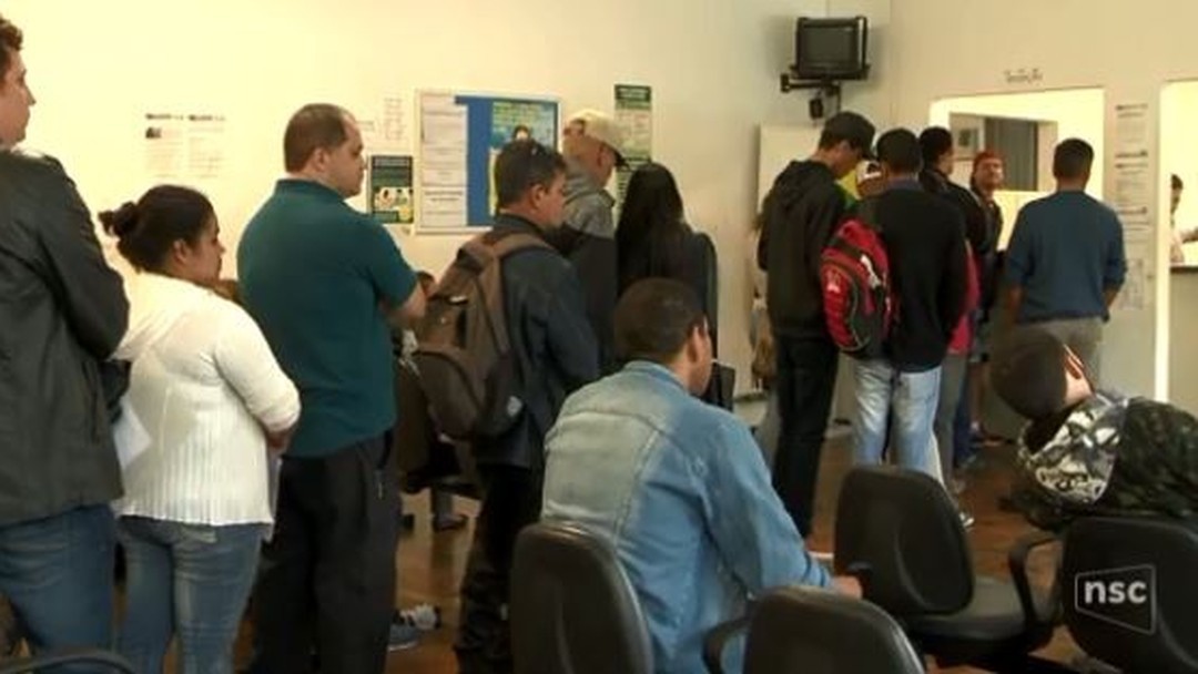 Cerca de 500 pessoas fazem fila para tentar uma vaga temporária de trabalho na Oktoberfest