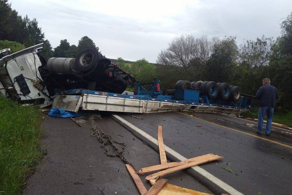 Carreta fica destruída em acidente na BR-153 no sentido Paraná