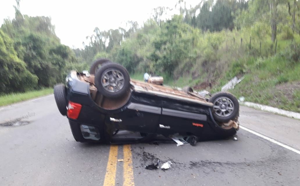 Veículo capota na BR-158 em Palmitos e deixa dois feridos