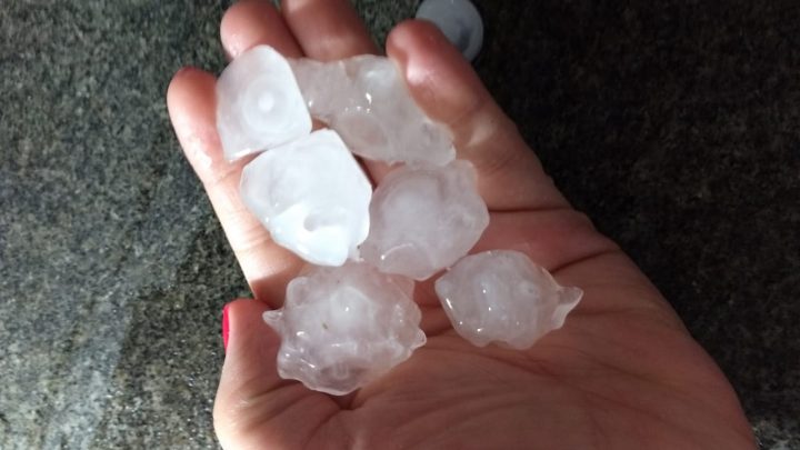 Chuva de granizo e ventos fortes causam estragos em Xaxim