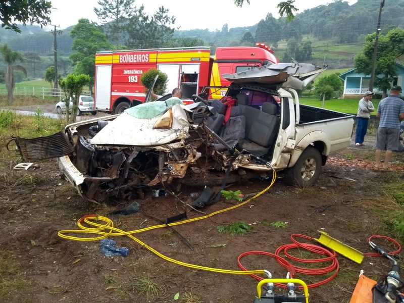 Grave acidente deixa duas pessoas presas as ferragens em Peritiba