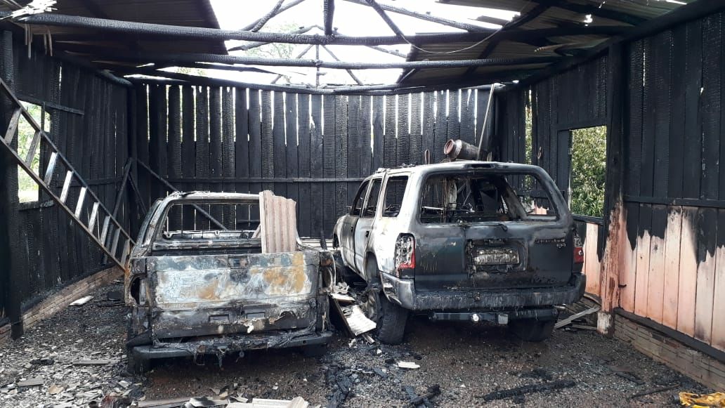 Incêndio destrói garagem e dois veículos em Águas de Chapecó
