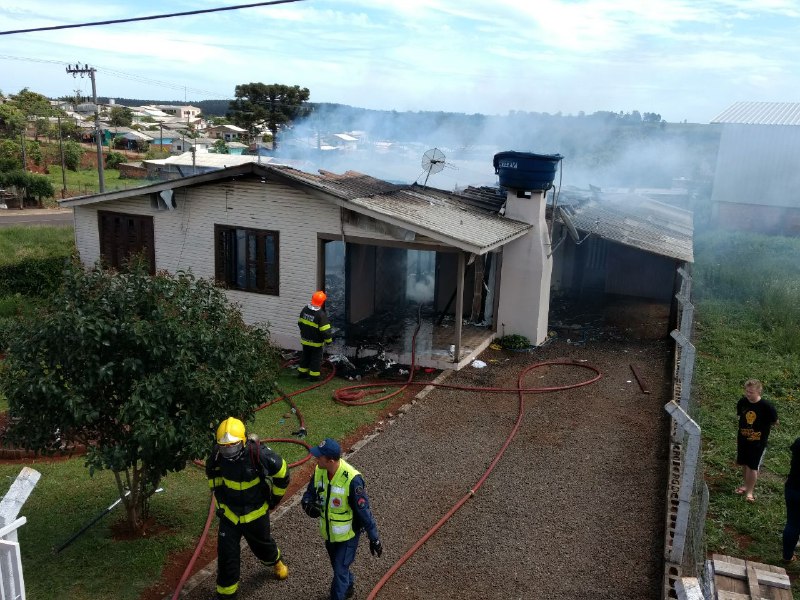 Incêndio destrói residência no bairro Efapi – Vídeo