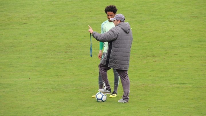 Penúltimo treino da Chape antes de pegar o Galo tem cobranças fortes e Osman como volante