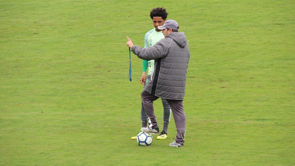 Penúltimo treino da Chape antes de pegar o Galo tem cobranças fortes e Osman como volante