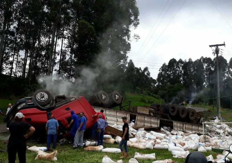 Motorista morre em tombamento de carreta na SC-156 em Lageado Grande