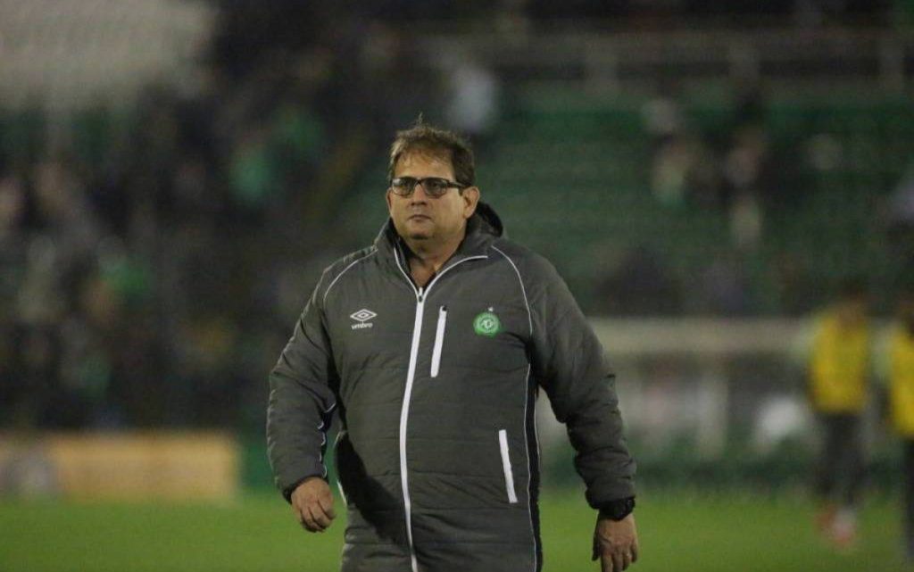 Depois de derrota para o Vitória, Chapecoense demite Guto Ferreira