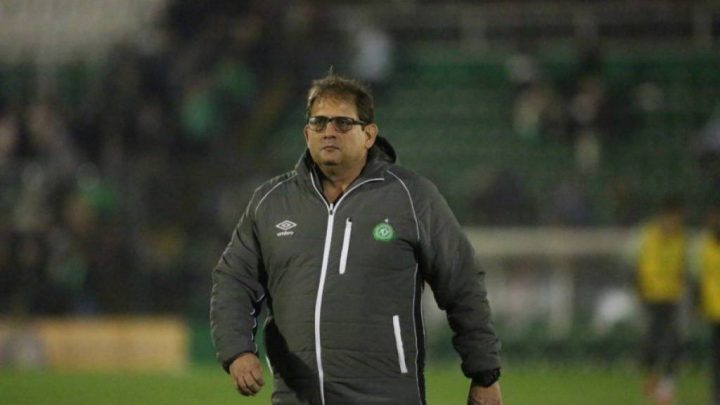 Depois de derrota para o Vitória, Chapecoense demite Guto Ferreira