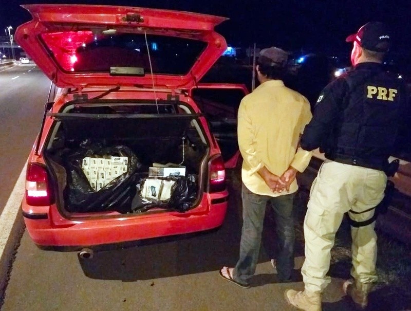 Homem embriagado é preso com carteira de motorista falsa e cigarros contrabandeados em Chapecó