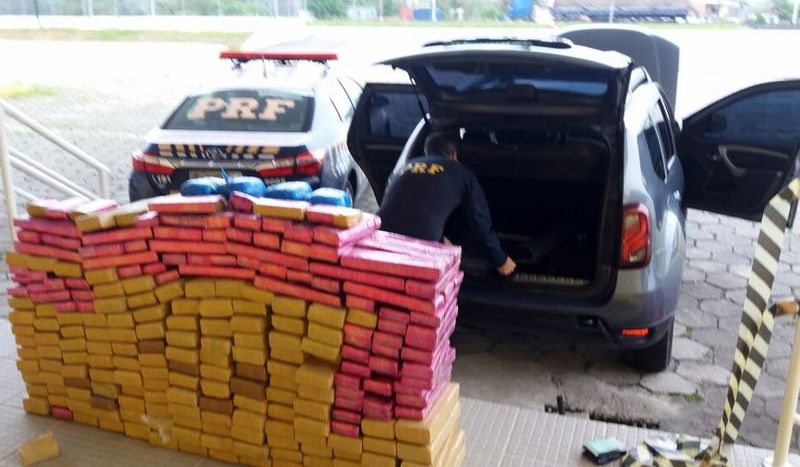 Quase 300 quilos de maconha são localizados em carro roubado e homem é preso