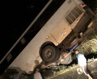 Ônibus fica pendurado na Serra do Rio do Rastro após perder o freio