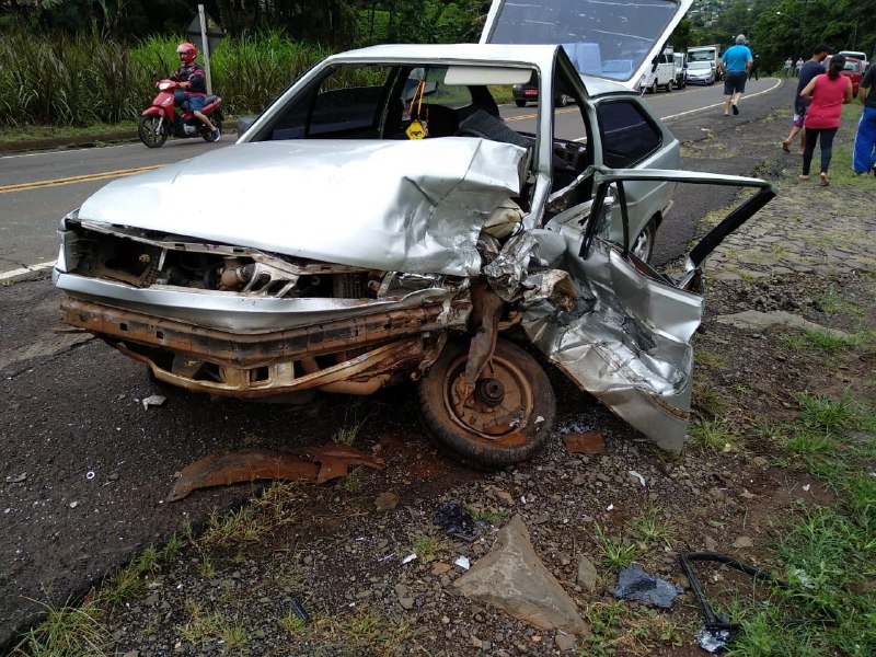 Acidente de carro em São Carlos deixa 3 pessoas feridas