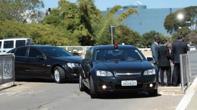 Governo vai comprar carros que resistem a disparos de submetralhadora para escolta de Bolsonaro