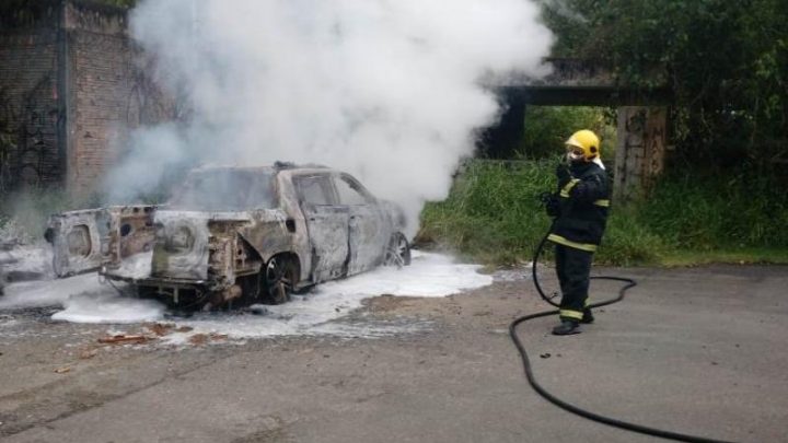 Homem é amarrado e deixado dentro de carro em chamas em Blumenau
