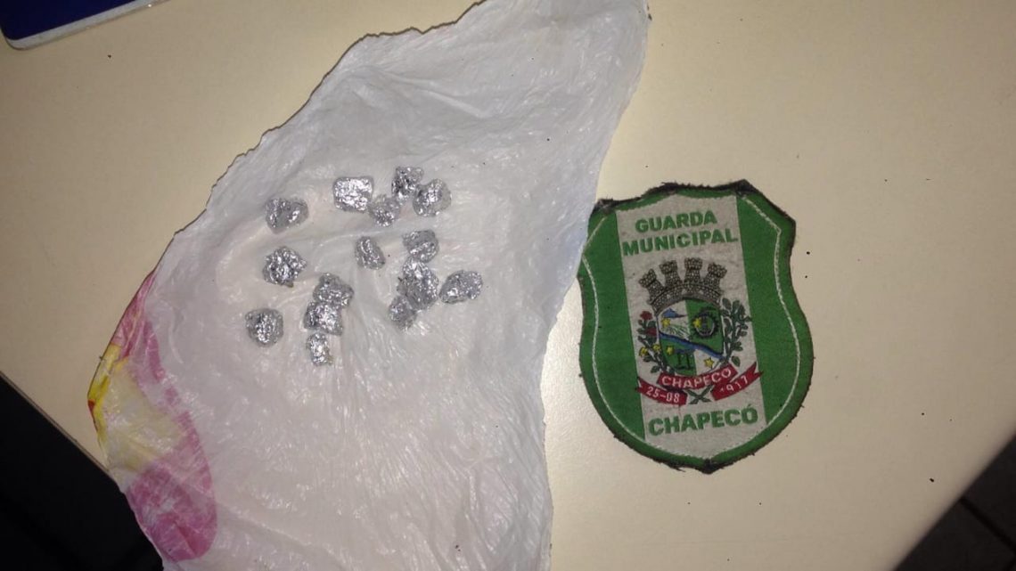Guarda municipal faz apreensões de drogas na praça central de Chapecó