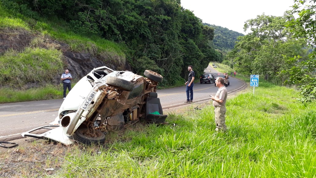 Colisão violenta entre dois veículos deixa vítimas gravemente feridas em Linha São Roque, interior de Itá- Veja as fotos