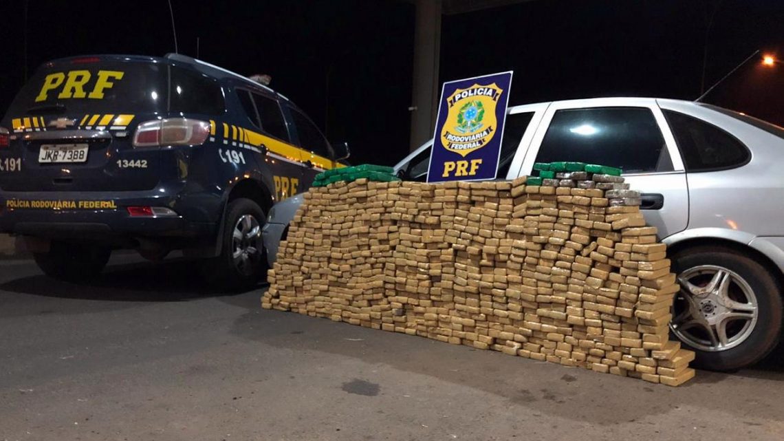 Aproximadamente 450 quilos de maconha são apreendidos após quase 20 quilômetros de perseguição no oeste catarinense na BR-282 em SMO