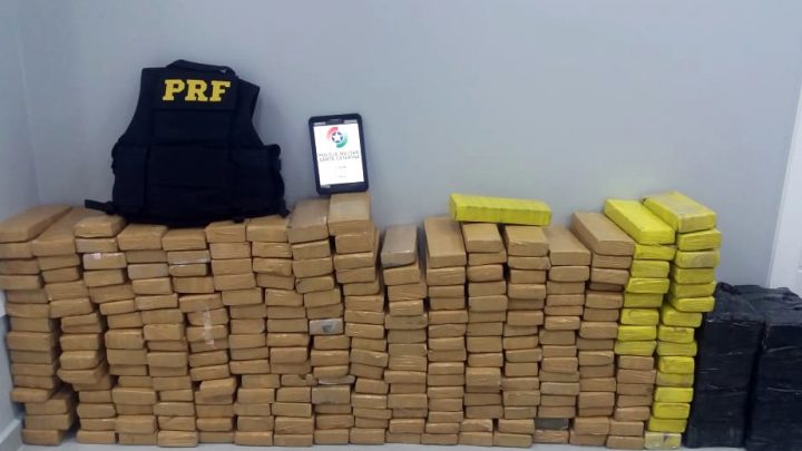 Ação conjunta PRF e PM apreende 223 quilos de maconha na BR 480 em Chapecó