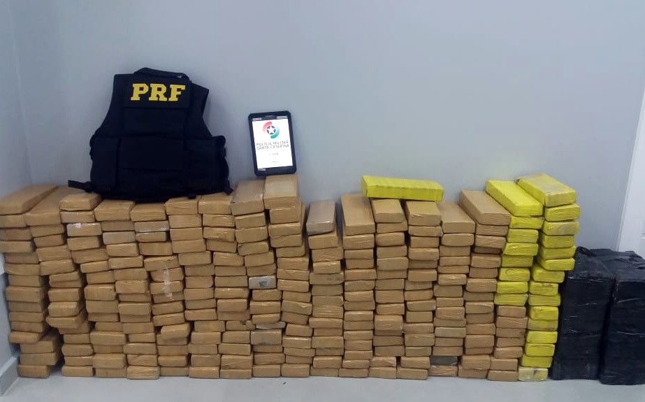 Ação conjunta PRF e PM apreende 223 quilos de maconha na BR 480 em Chapecó