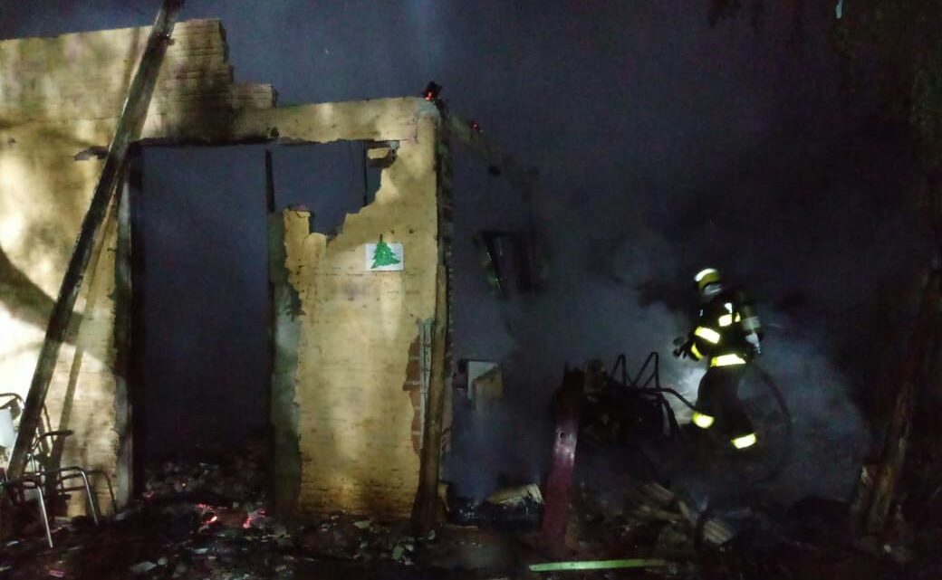 Residência pega fogo e atinge outra no distrito de Marechal Bormann