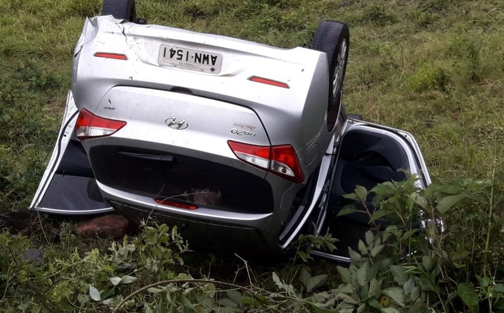 Motorista desvia de buraco, e capota veículo em Palmitos