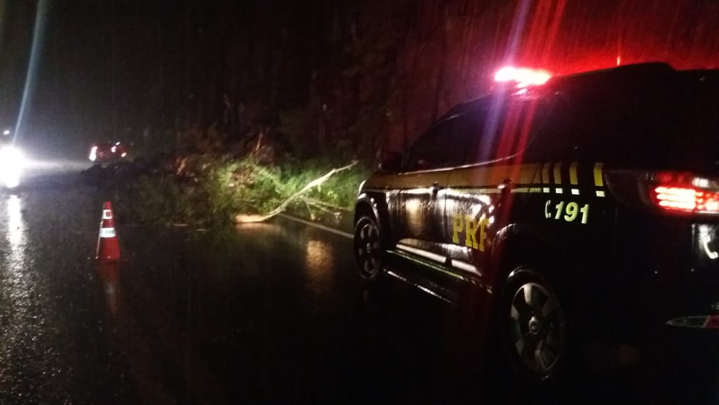 Queda de barreira interdita BR-282 em Nova Itaberaba