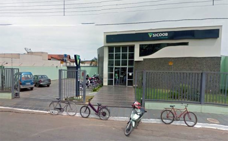Criminosos usam veículo com placas de Seara para praticar assalto a agência bancária na cidade de Paula Freitas, no Paraná – Vídeo