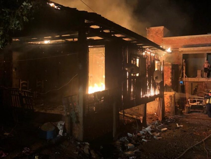 Idoso morre carbonizado em incêndio no bairro Chagas em Xaxim