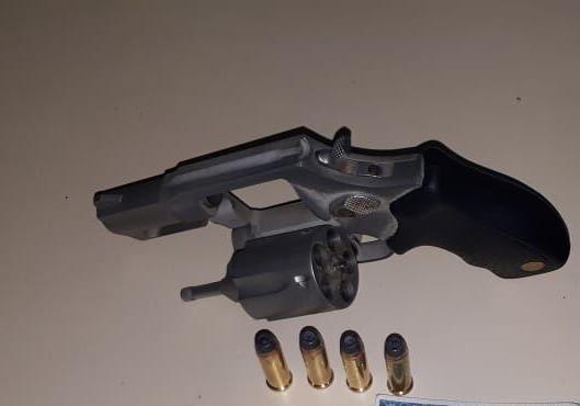 Homem é detido com revólver .38 em casa de shows no bairro Líder em Chapecó