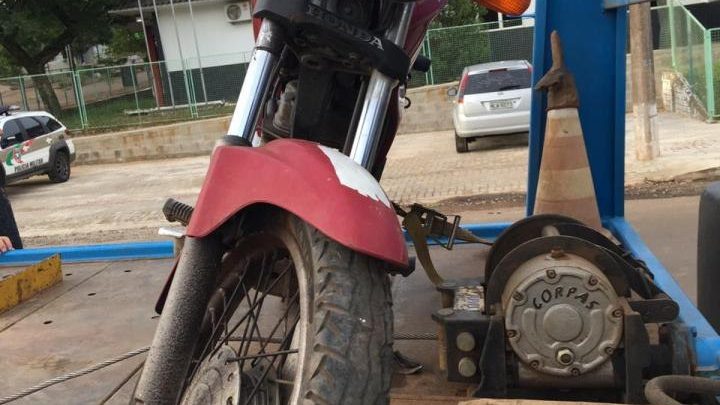 Polícia Militar recupera moto furtada e detém dupla com simulacro de arma de fogo