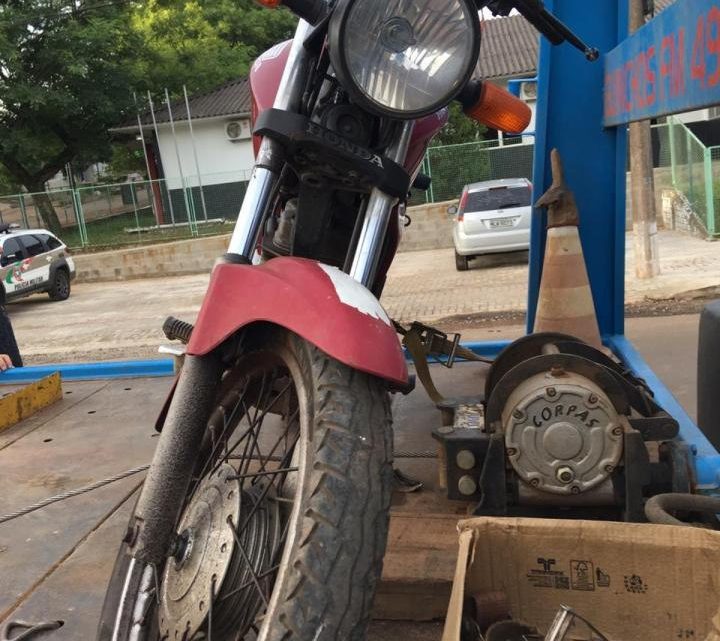 Polícia Militar recupera moto furtada e detém dupla com simulacro de arma de fogo