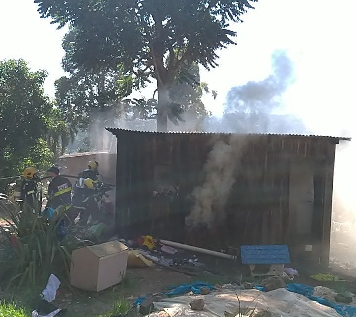 Casa de madeira é parcialmente destruída pelo fogo no Parque das Palmeiras