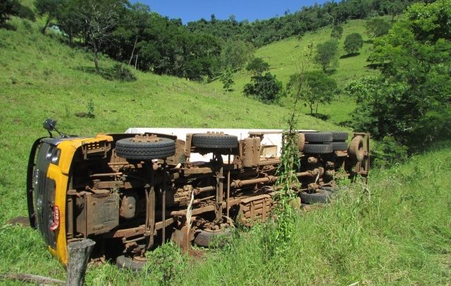 Caminhoneiro sofre acidente de trânsito em Guaraciaba