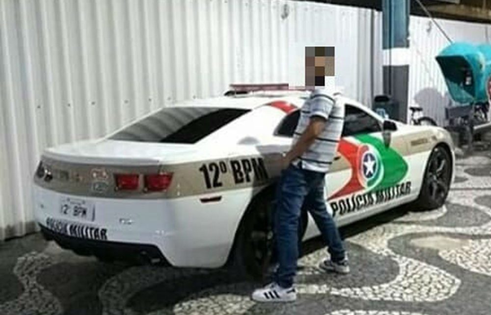 Homem tira foto ‘urinando’ em Camaro da PM em Balneário Camboriú