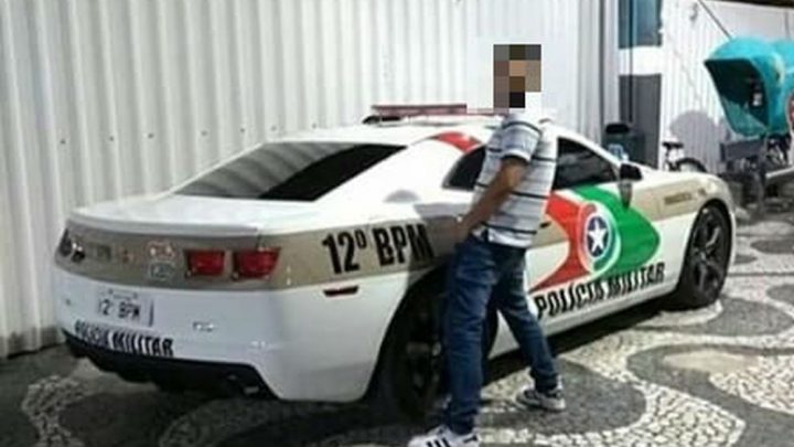Homem tira foto ‘urinando’ em Camaro da PM em Balneário Camboriú