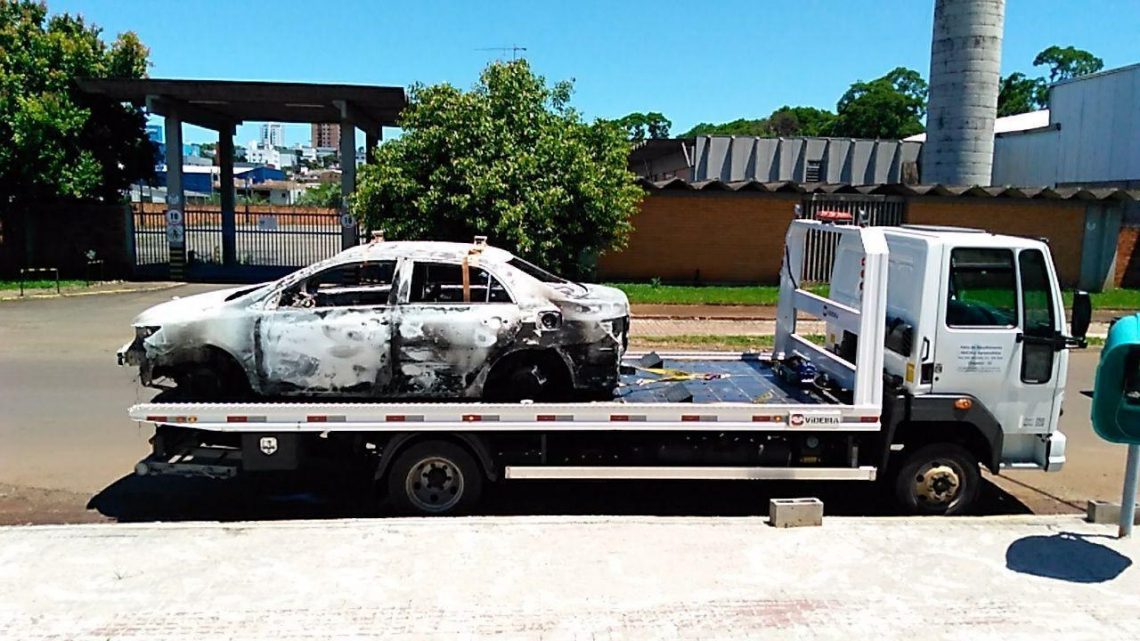 Veículo roubado é encontrado todo queimado no interior de Chapecó