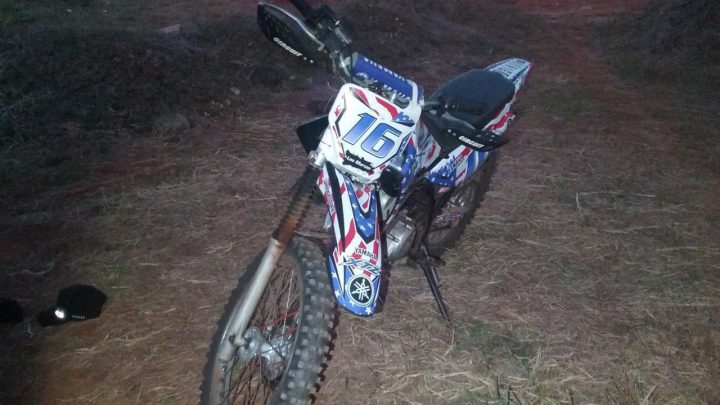 Dois adolescentes são detidos por perturbação com moto de trilha