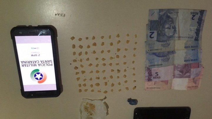 Adolescente de 13 anos é detido com 82 pedras de crack em Chapecó